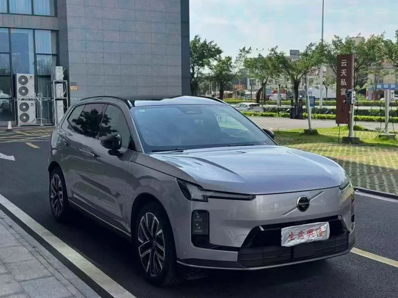 沃尔沃XC70 正面外观三