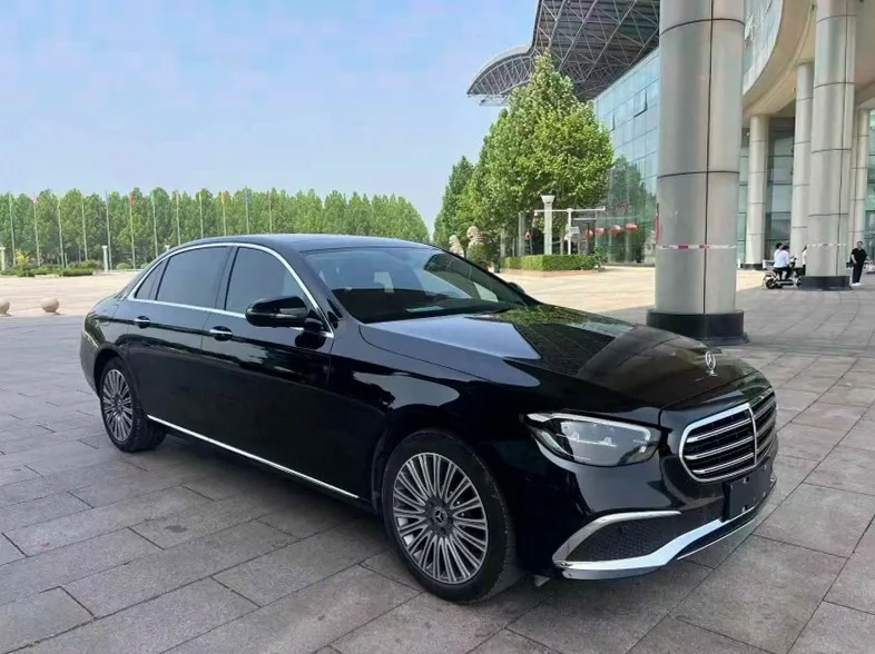 奔驰E 正面外观三