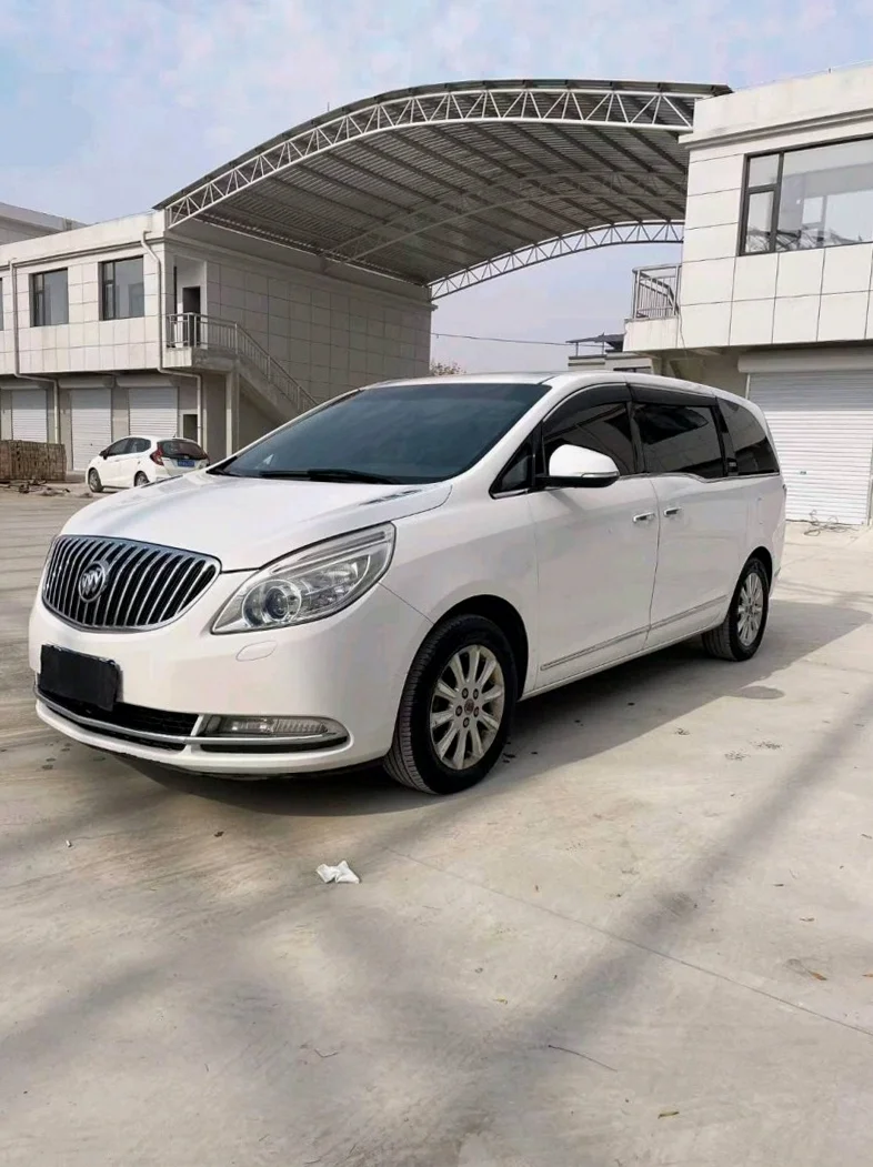 别克GL8 正面外观二