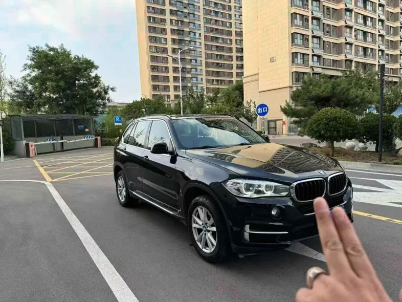 宝马X5 正面外观三