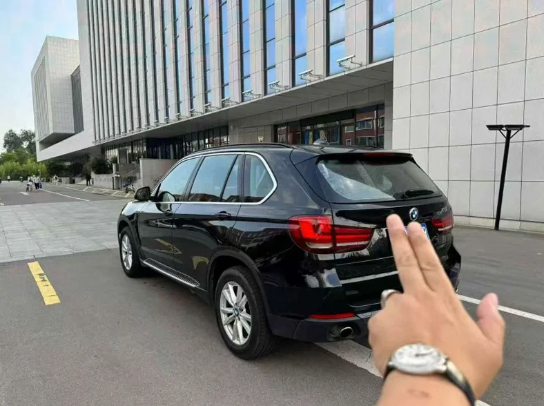 宝马X5 后面外观一