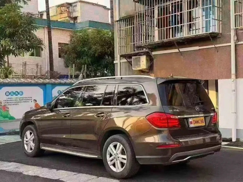 奔驰GL 后面外观三