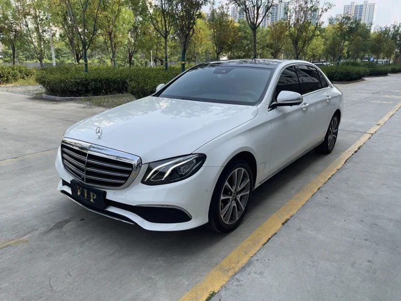 奔驰E 正面外观二