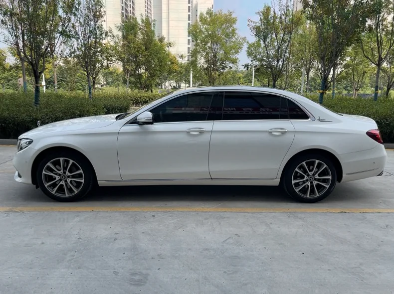 奔驰E 后面外观三