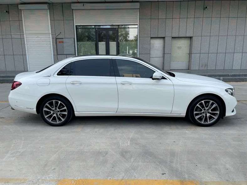 奔驰E 后面外观一