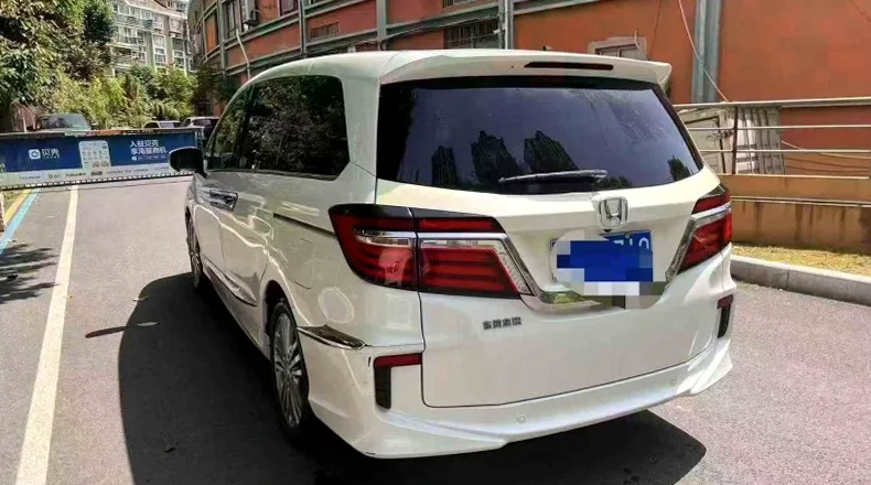 本田艾力绅 后面外观一