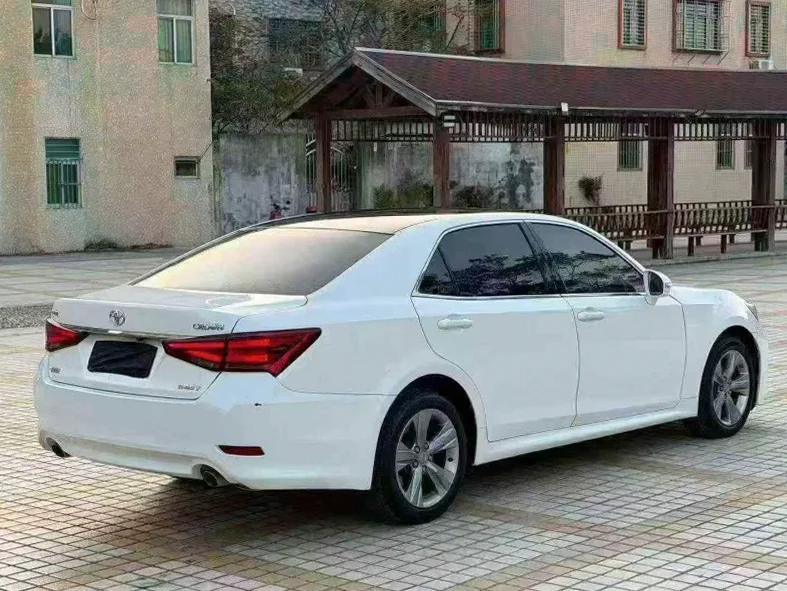 丰田皇冠 内饰后排