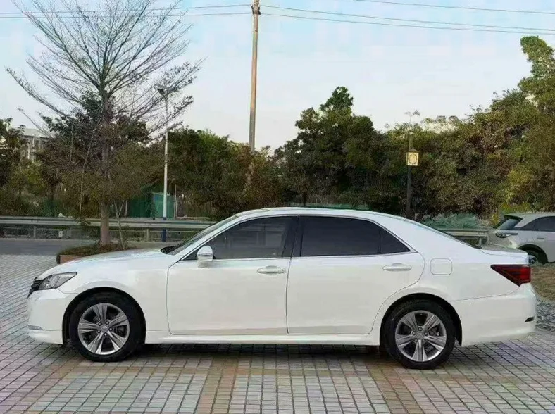 丰田皇冠 正面外观三