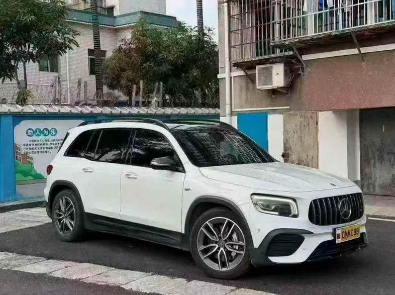 奔驰GLB 正面外观二