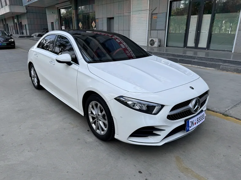 奔驰A 后面外观一