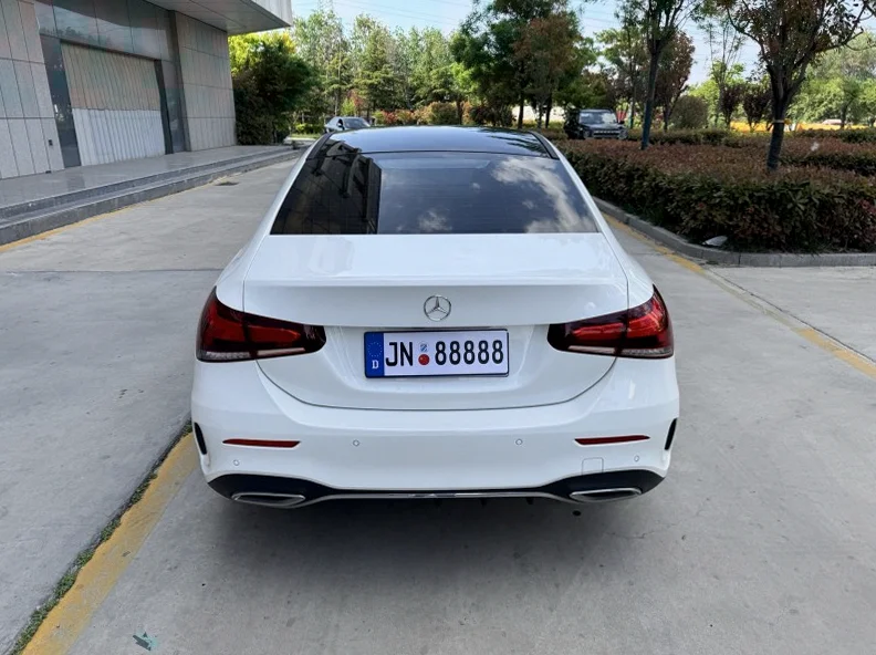 奔驰A 后面外观三