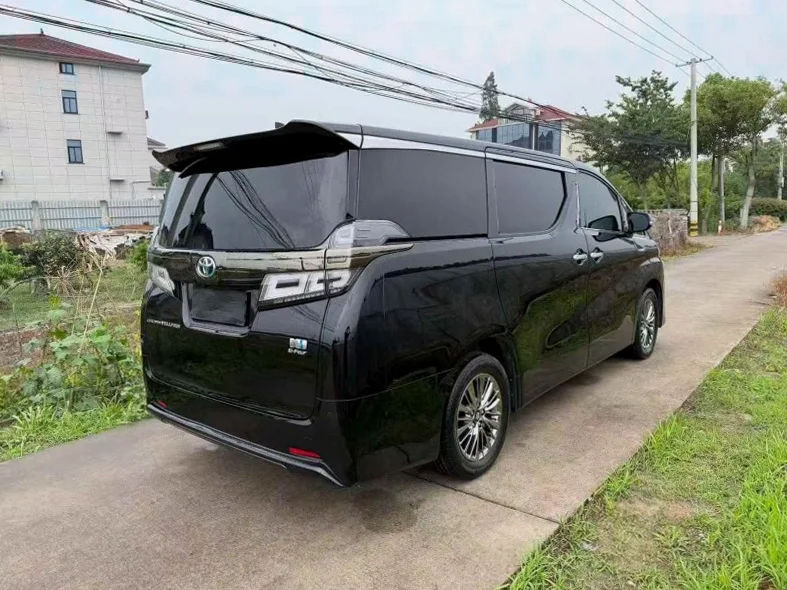 丰田威尔法 后面外观三