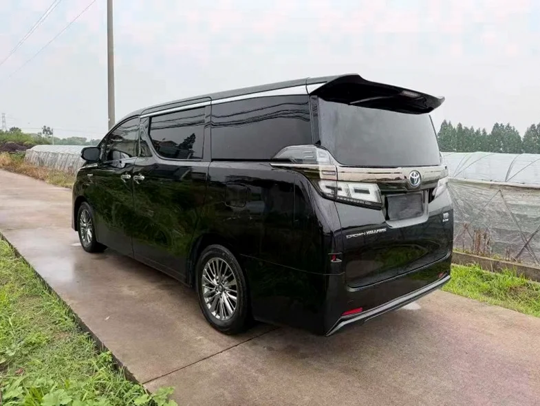 丰田威尔法 驾驶室