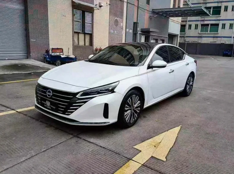 日产天籁 正面外观二