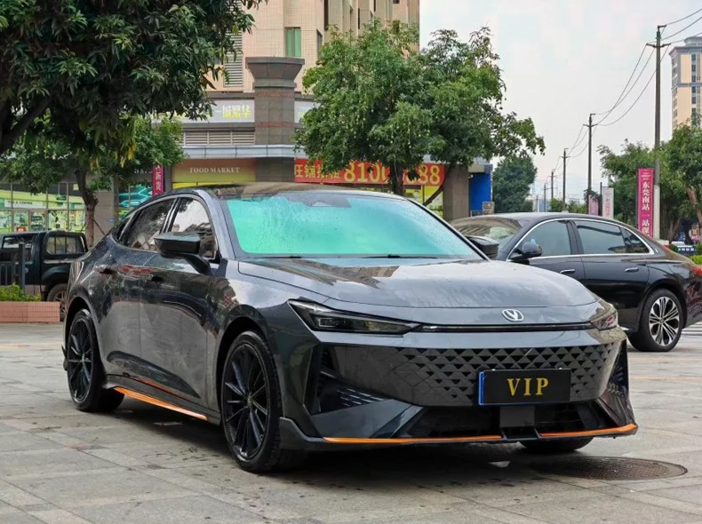 长安汽车UNI 后面外观一