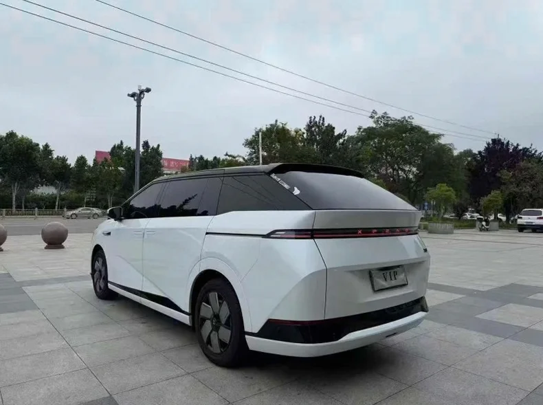 小鹏汽车X9 后面外观二