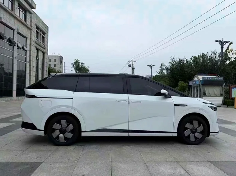 小鹏汽车X9 后面外观三