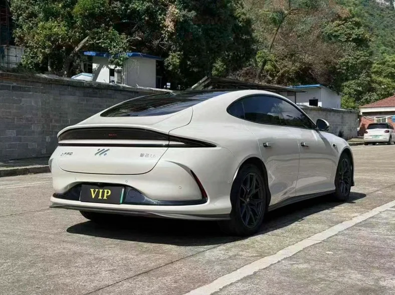 智己L6 后面外观三