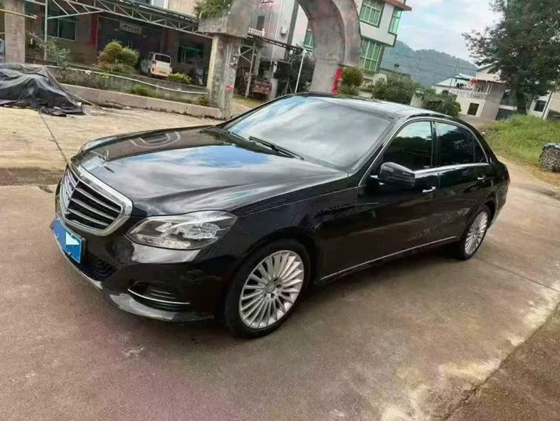 奔驰E 正面外观二