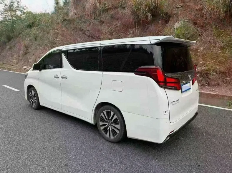 丰田埃尔法 驾驶室