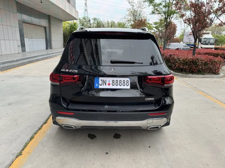 奔驰GLB 后面外观三