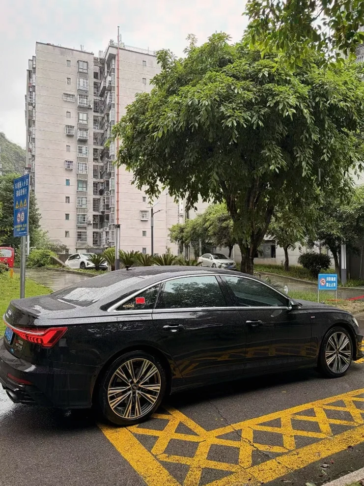 奥迪A6L 后面外观一