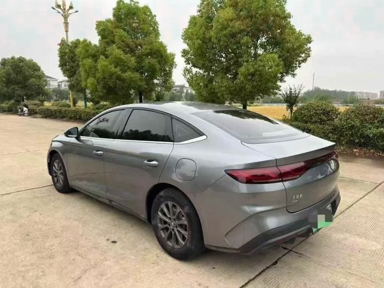 比亚迪秦 内饰前排