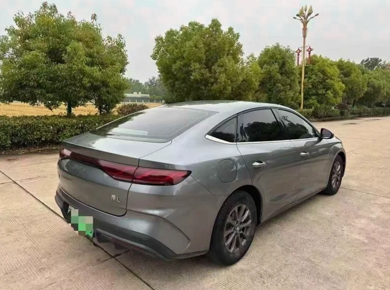 比亚迪秦 内饰后排