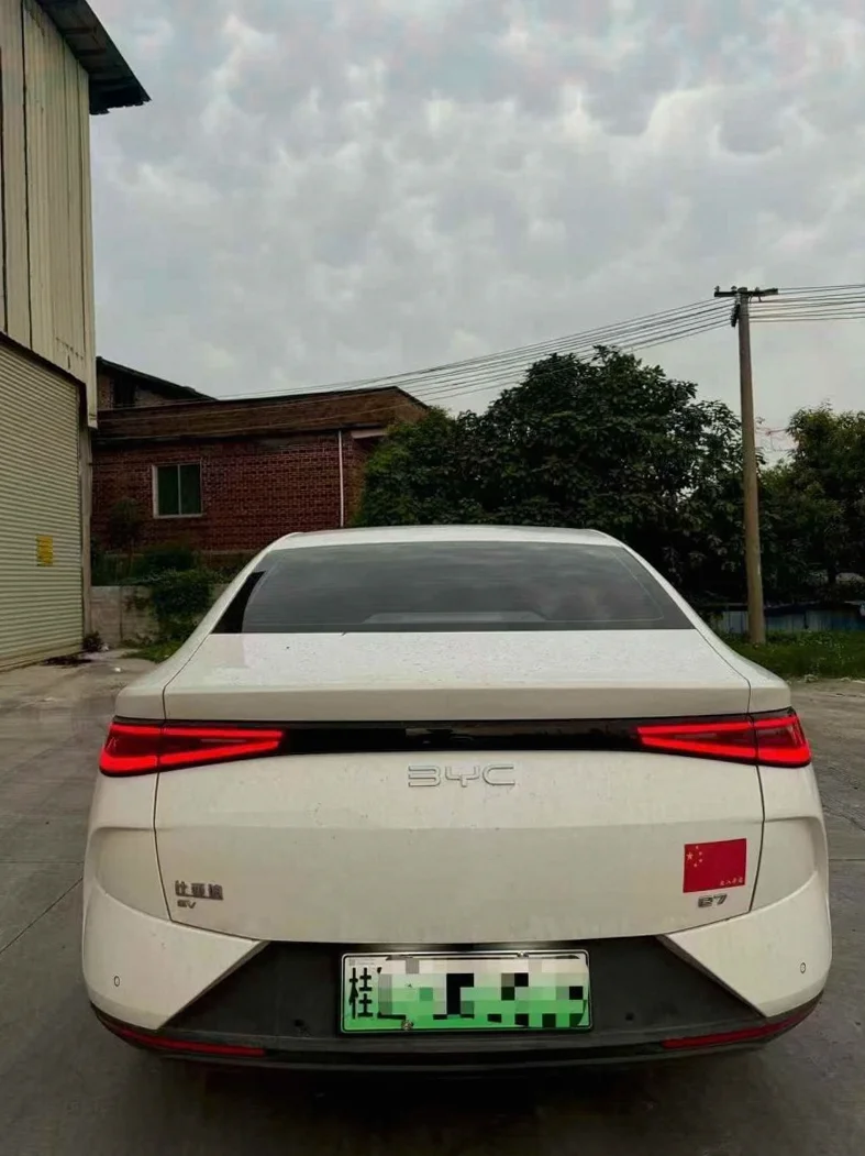 比亚迪秦 驾驶室