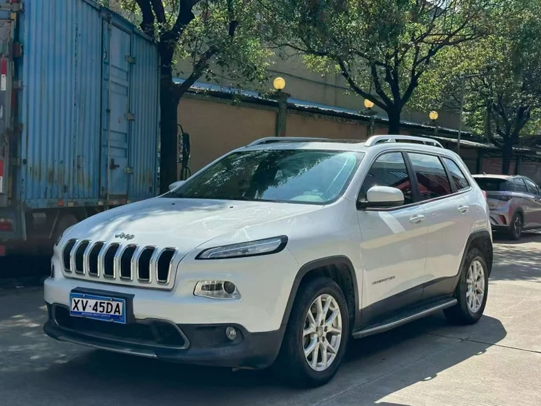 Jeep自由光 正面外观二