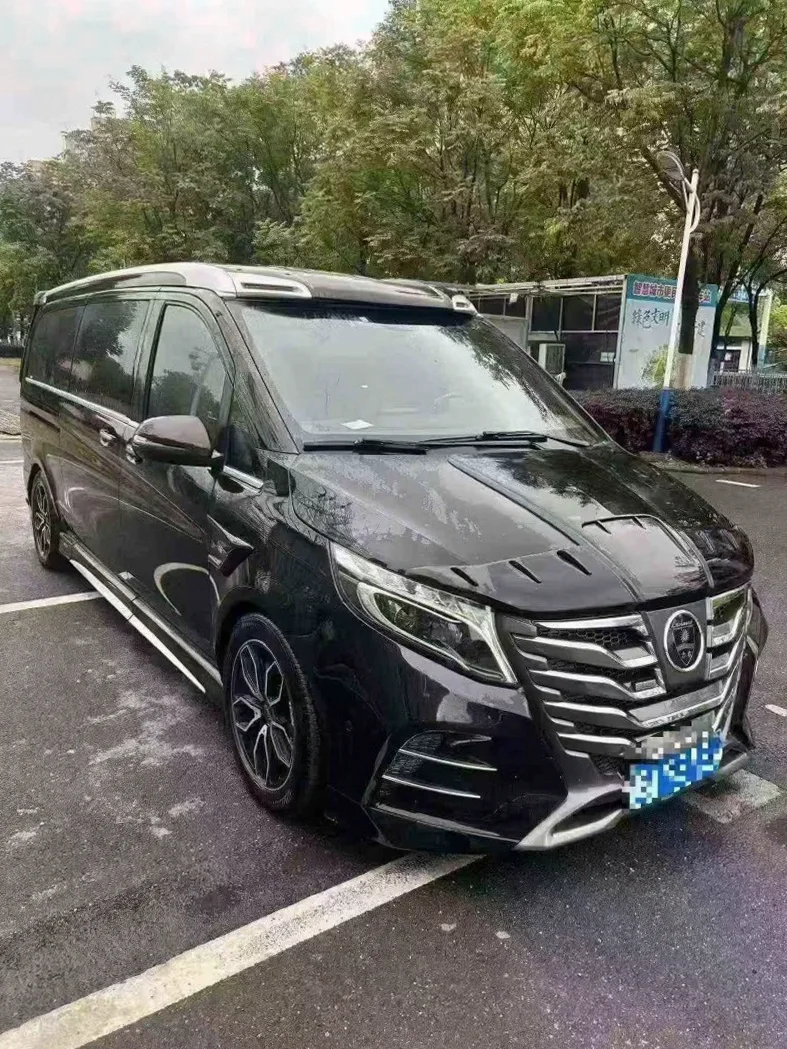 奔驰V 正面外观二