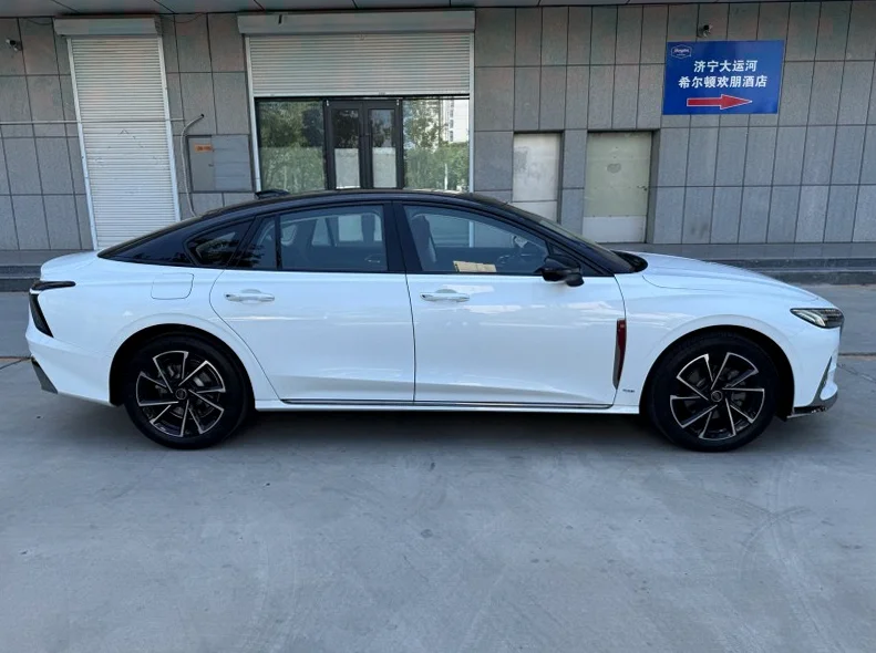 红旗H6 后面外观一