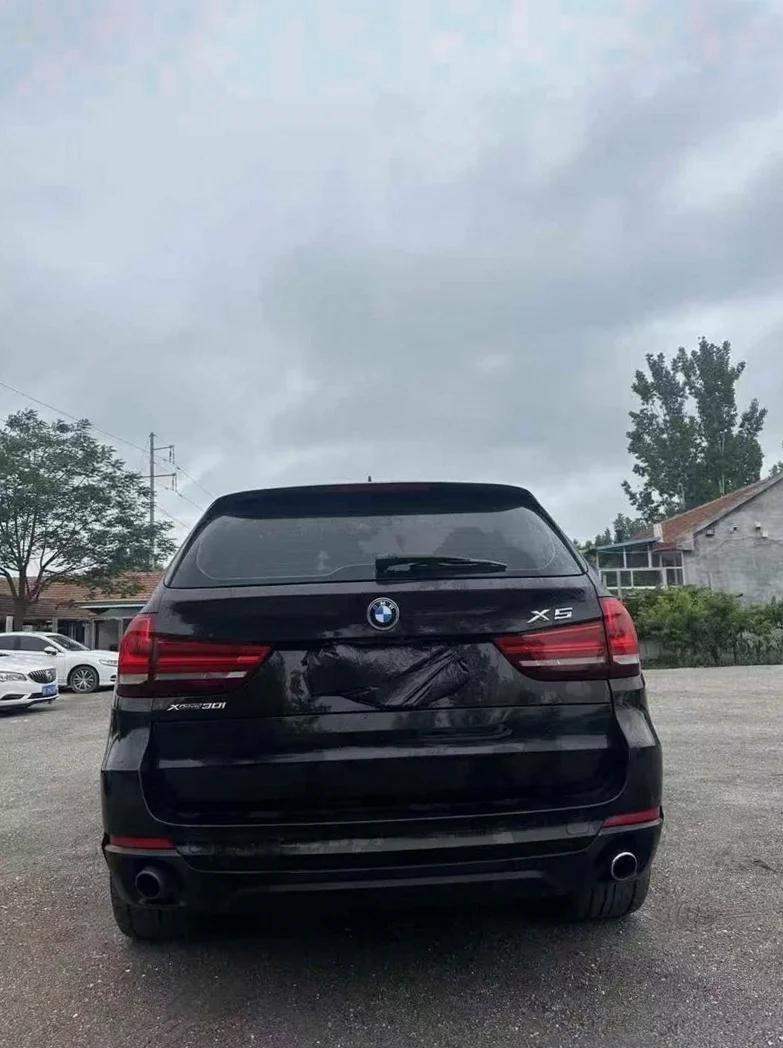 宝马X5 后面外观一