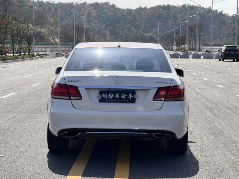 奔驰E 后面外观三