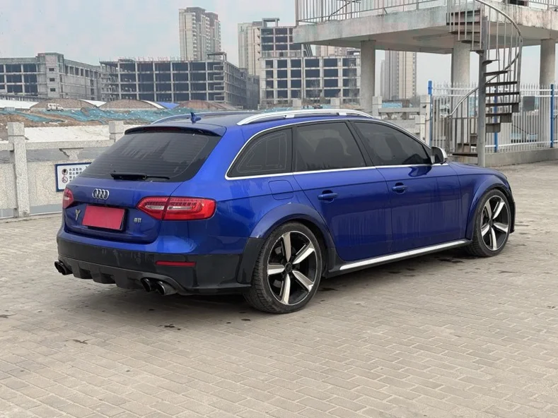 奥迪A4L 内饰后排