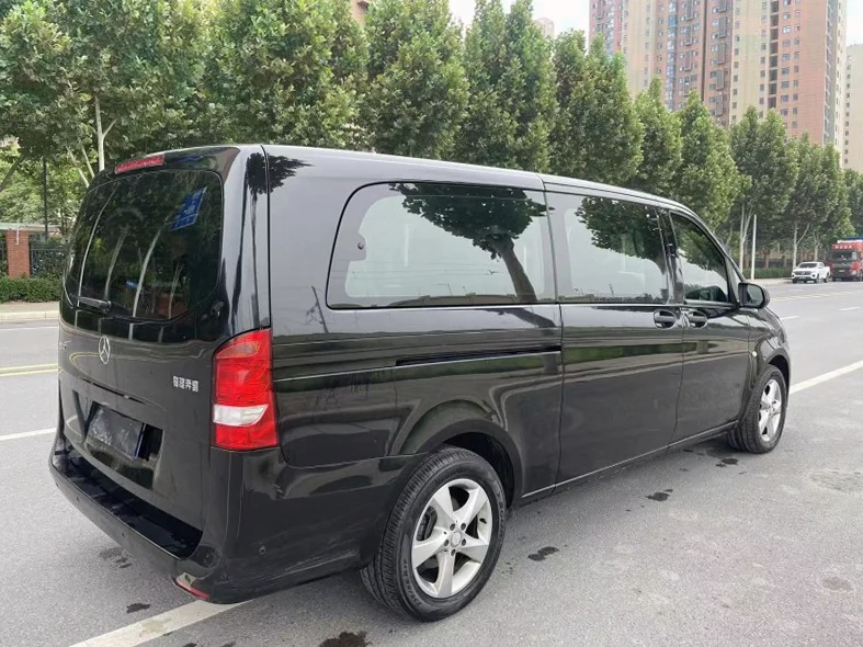 奔驰威霆 后面外观三