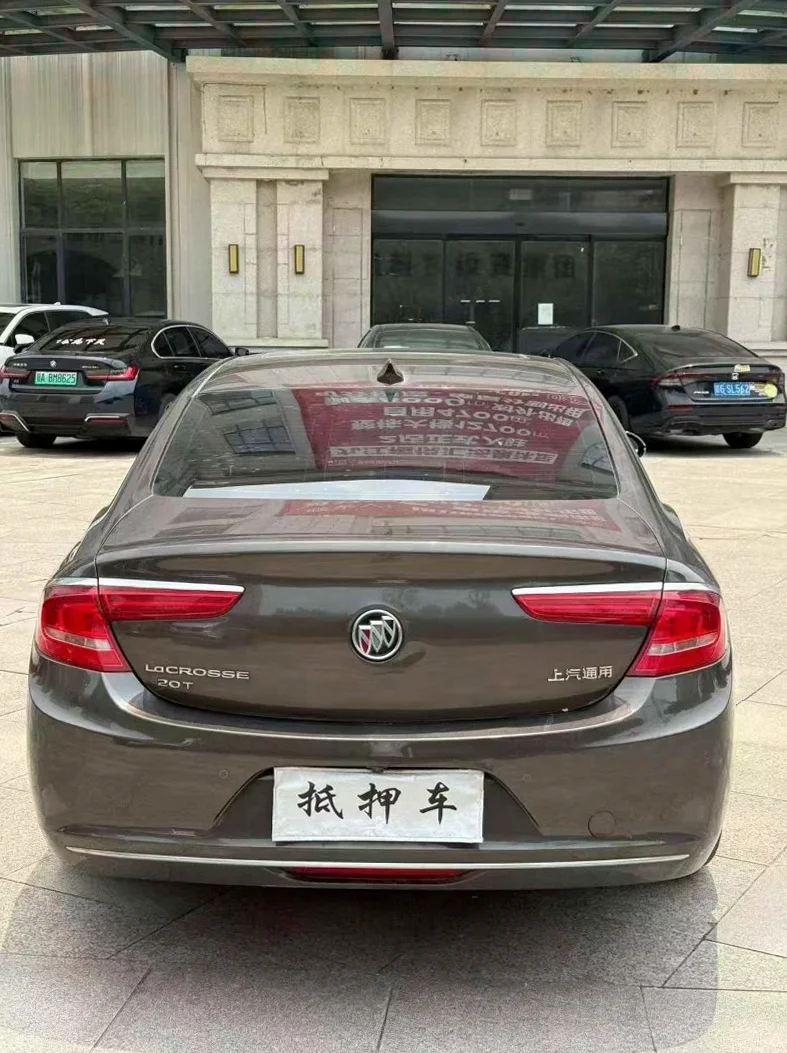 别克君越 驾驶室