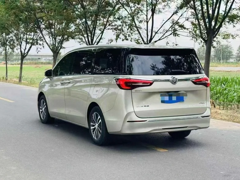 别克GL8 后面外观一