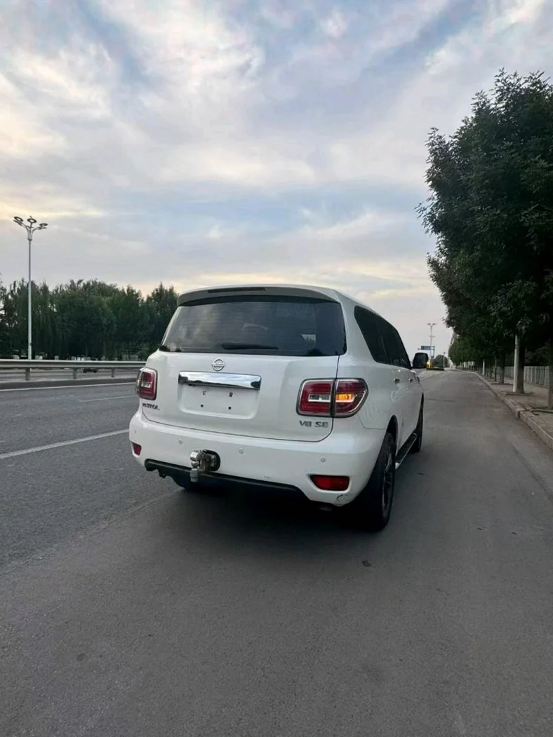 日产途乐 驾驶室