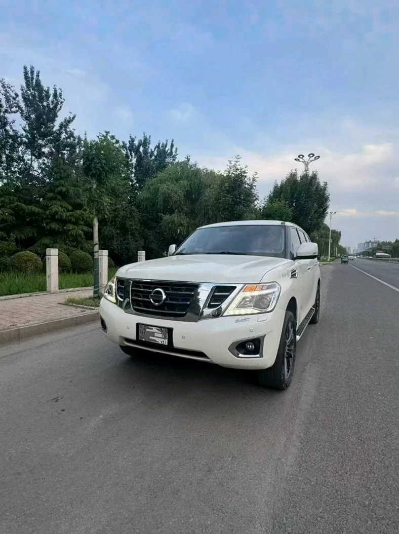 日产途乐 正面外观二