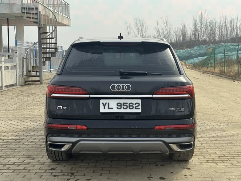 奥迪Q7 后面外观一