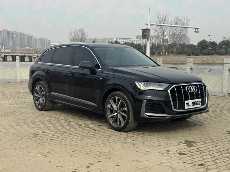 奥迪Q7 后面外观三