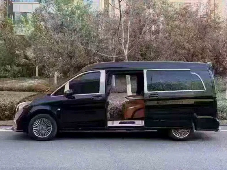 奔驰龙程 后面外观一