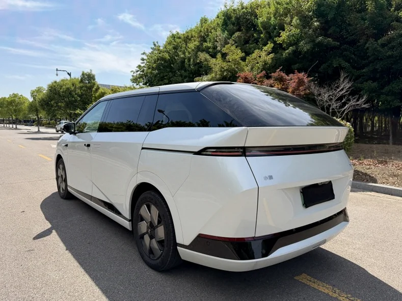 小鹏汽车X9 后面外观三