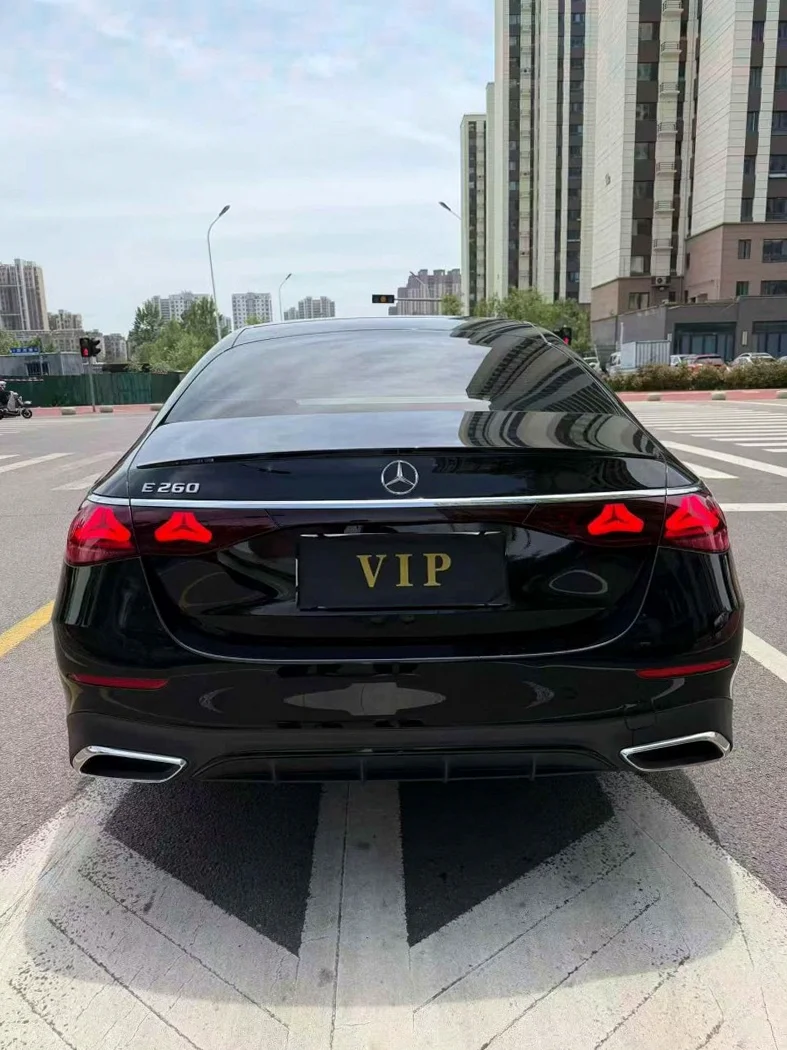 奔驰E 内饰前排
