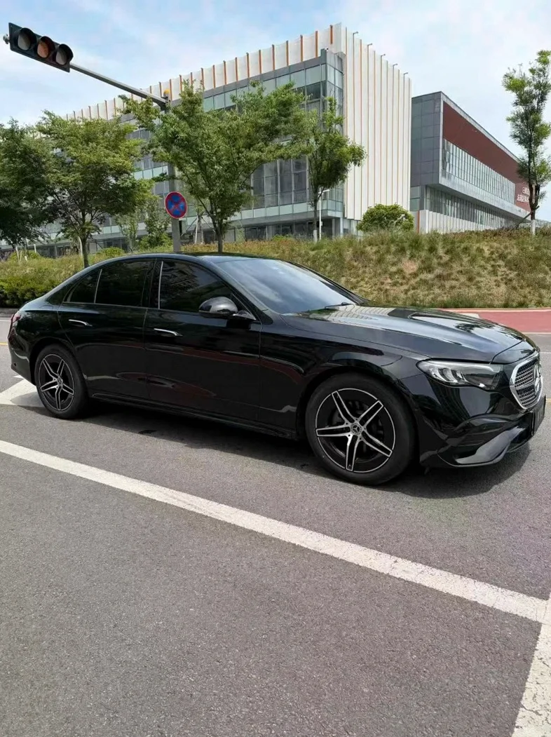 奔驰E 正面外观三