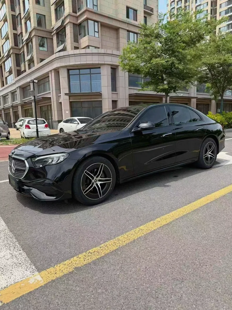 奔驰E 正面外观二