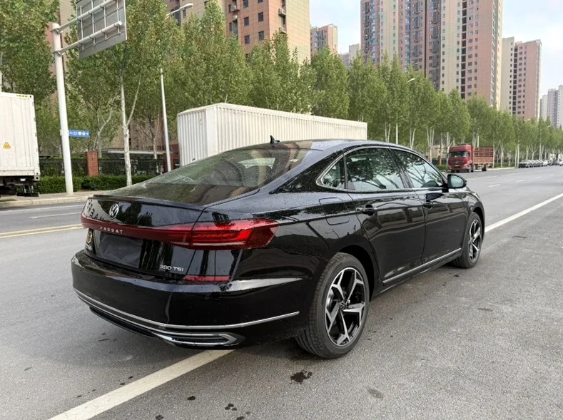 大众帕萨特 后面外观一