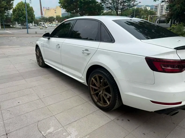 奥迪A4L 内饰后排