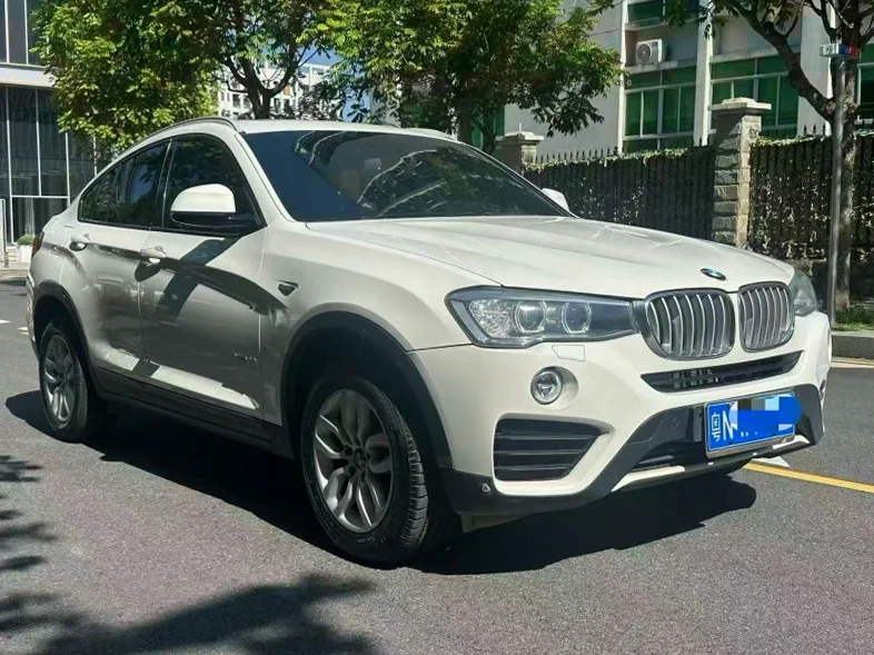 宝马X4 正面外观二